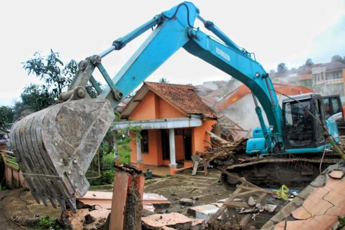 Terdampak Pembangunan Kereta Cepat, Warga Tak Terima Kompensasi