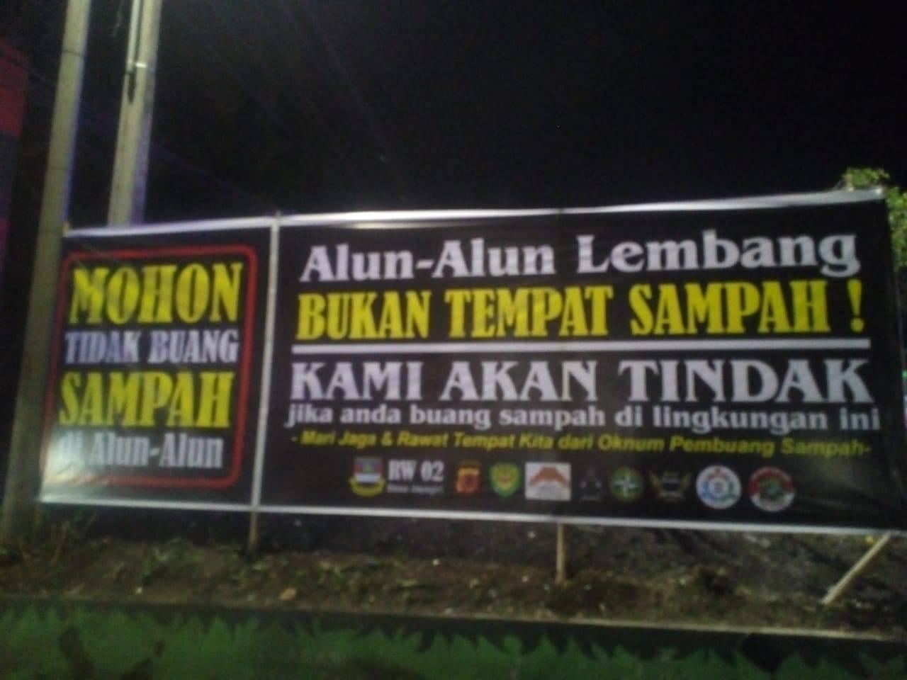 Warga Pergoki 15 Pelaku Pembuang Sampah di Sekitar Alun-alun Lembang Warga Pergoki 15 Pelaku Pembuang Sampah di Sekitar Alun-alun Lembang