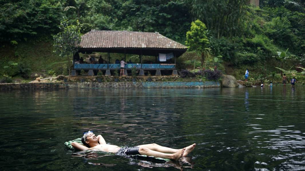 Sensasi Kesegaran Berenang di Telaga Cisaladah Cikalongwetan Bandung Barat