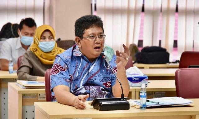 SAMPAIKAN KRITIK: Anggota DPRD Jabar Irfan Suryanagara saat memberikan masukan pada kegiatan rapat Pansus III beberapa waktu lalu. (FOTO DOK HUMAS DPRD JABAR)