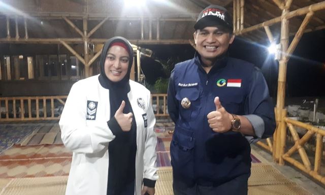 Balonbup dari PKS Gun Gun saat bersama dengan Jane Shalimar yang disebut akan maju dalam Pilkada Bandung.