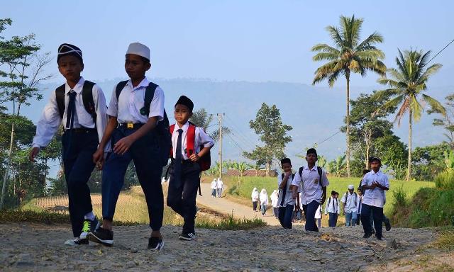 Siswa Harus Jalan Lima Kilometer Siswa Harus Jalan Lima Kilometer