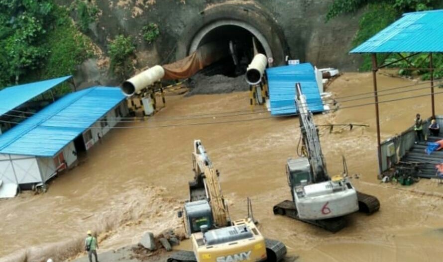 Terowongan KCIC di Cikalongwetan Diterjang Banjir