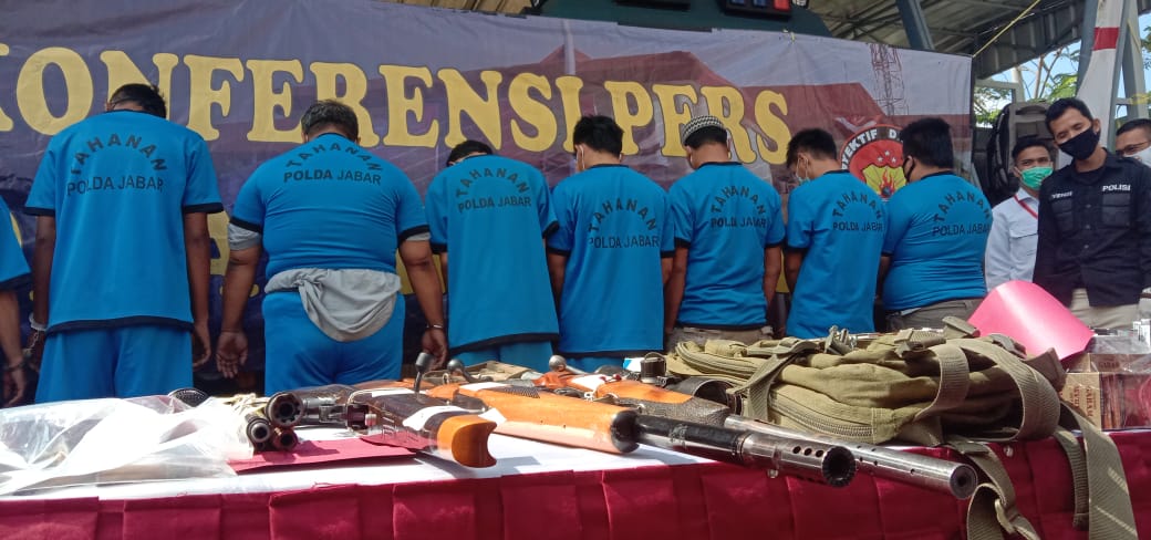 Komplotan Pembuat SIM Palsu dan Perakit Senpi Dibekuk Polda Jabar