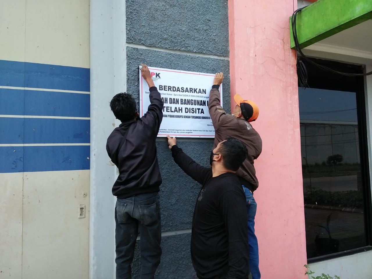KPK Segel Gudang Milik Terdakwa Dirut PT CMIT di kawasan Industri Bojongsoang