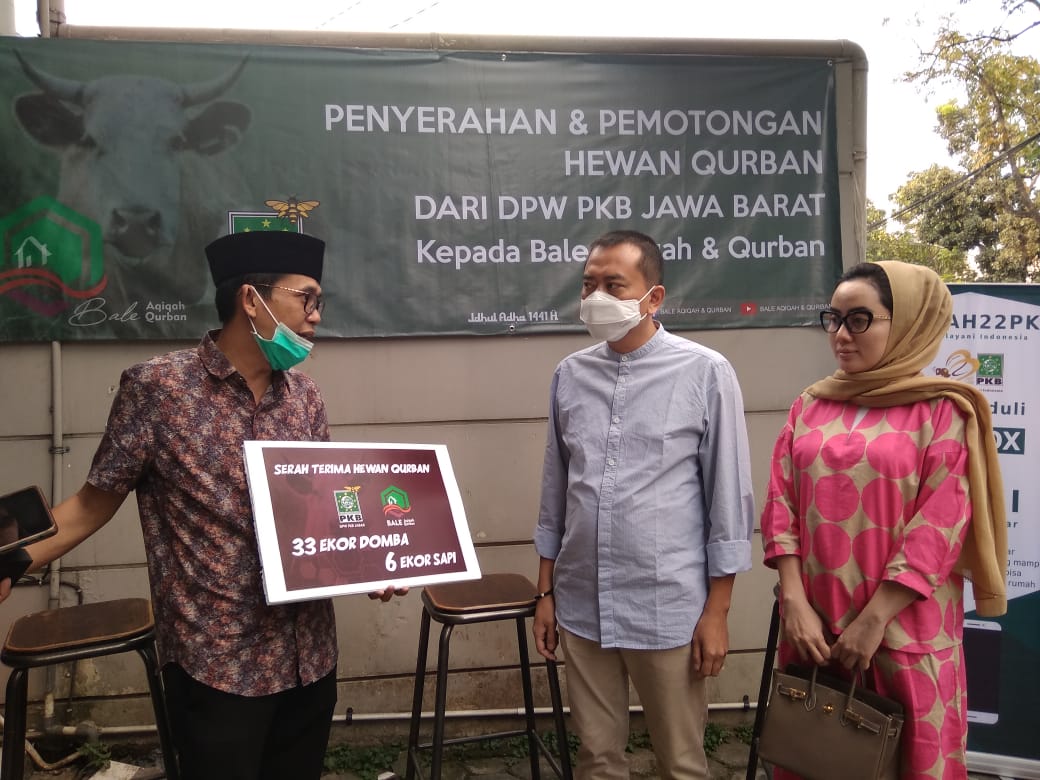 PKB Jabar Bagikan 39 Ekor Hewan Kurban Kepada Masyarakat PKB Jabar Bagikan 39 Ekor Hewan Kurban Kepada Masyarakat