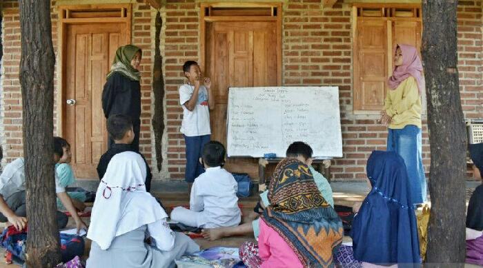 Belasan Pemuda di Bandung Jadi Relawan Mengajar Gratis