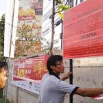 BERI TANDA: Petugas dari Kejaksaan Negeri (Kejari) Kota Bandung memasang plang pengumuman penyitaan tanah Cibeureum karena masih bermasalah dengan hukum.