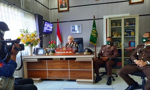Mantan Kepala Sekolah SMKN 2 Karawang Tersangka Korupsi BOS Mantan Kepala Sekolah SMKN 2 Karawang Tersangka Korupsi BOS