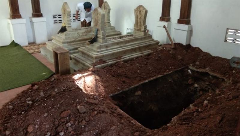 Jenazah Almarhum Sultan Sepuh XIV Dimakamkan Samping Orang Tua Jenazah Almarhum Sultan Sepuh XIV Dimakamkan Samping Orang Tua