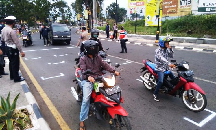 Ingatkan Warga Tetap Jaga Jarak, Dishub Mulai Terapkan RHK Antar Pengendara Ingatkan Warga Tetap Jaga Jarak, Dishub Mulai Terapkan RHK Antar Pengendara