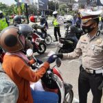 Hari Pertama Operasi Patuh Lodaya, Satlantas Bagikan Masker