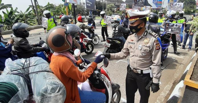 Hari Pertama Operasi Patuh Lodaya, Satlantas Bagikan Masker