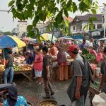 ABAIKAN ATURAN: Kurang adanya kesadaran mengikuti protokol kesehatan para pedagan kaki lima (PKL) di pasat tumpah dan pasar kaget dinilai bisa menimbulkan penularan Covid-19. (ilustrasi)