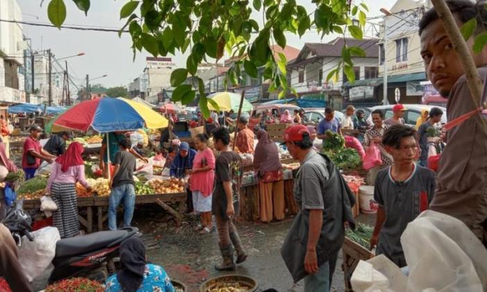 ABAIKAN ATURAN: Kurang adanya kesadaran mengikuti protokol kesehatan para pedagan kaki lima (PKL) di pasat tumpah dan pasar kaget dinilai bisa menimbulkan penularan Covid-19. (ilustrasi)