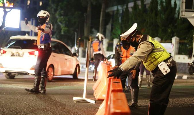 Polisi Berlakukan Buka Tutup 11 Akses Masuk Pusat Kota Bandung, Warga Banyak yang Mengeluh Polisi Berlakukan Buka Tutup 11 Akses Masuk Pusat Kota Bandung, Warga Banyak yang Mengeluh