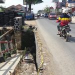 Pinggir Jembatan Sasak Jawa Ambrol, Anggota Dewan ini Minta Pemprov Jabar Segera Perbaiki