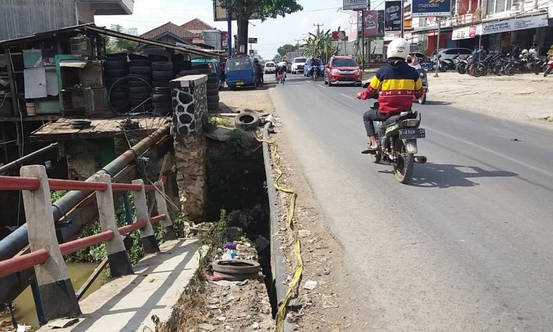 Pinggir Jembatan Sasak Jawa Ambrol, Anggota Dewan ini Minta Pemprov Jabar Segera Perbaiki