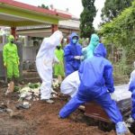 proses pemakaman jenazah dengan riwayat meninggal karena terserang virus korona di Cikadut Bandung, beberapa waktu lalu.