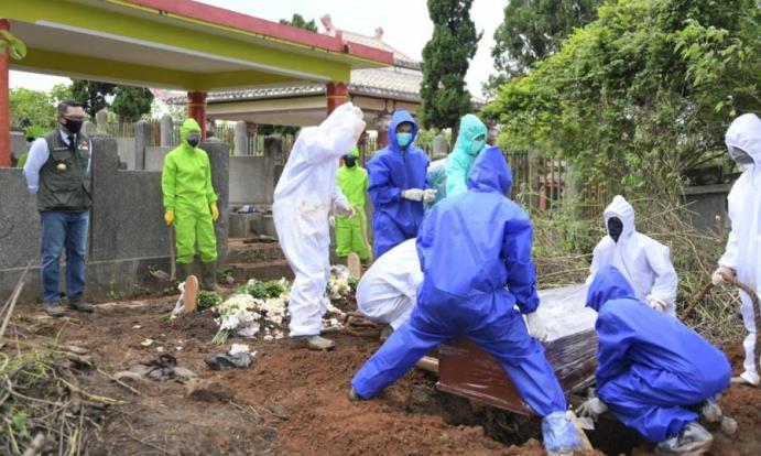 proses pemakaman jenazah dengan riwayat meninggal karena terserang virus korona di Cikadut Bandung, beberapa waktu lalu.