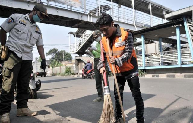 Berlakukan Sanksi Sosial Bagi Warga yang Tidak Memakai Masker Berlakukan Sanksi Sosial Bagi Warga yang Tidak Memakai Masker