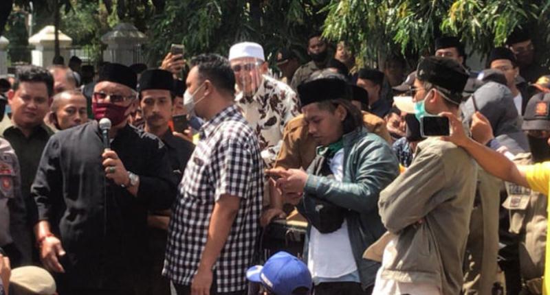 Minta Klarifikasi : Ribuan Santri Datangi Gedung DPRD Kab. Cirebon