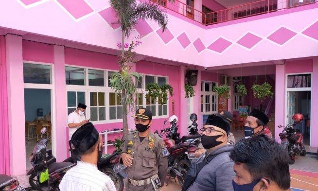 Satpol PP Bubarkan KBM Tatap Muka
