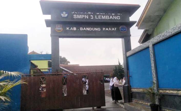 Tidak Miliki Gawai dan Sinyal Sulit, Para Siswa SMPN 3 Lembang Terkendala Belajar Jarak Jauh Tidak Miliki Gawai dan Sinyal Sulit, Para Siswa SMPN 3 Lembang Terkendala Belajar Jarak Jauh