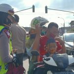 Banyak Kerumunan Masyarakat, Polres Cimahi Lakukan Penertiban Sambil Bagikan Masker