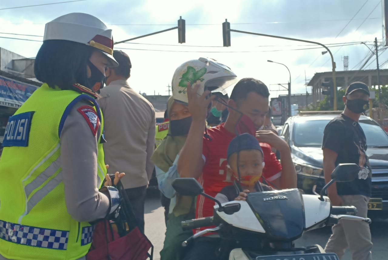 Banyak Kerumunan Masyarakat, Polres Cimahi Lakukan Penertiban Sambil Bagikan Masker