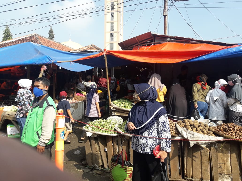Tidak Mau Direlokasi, Para Pedagang Pasar Tagog Gunakan Bahu Jalan Nasional Tidak Mau Direlokasi, Para Pedagang Pasar Tagog Gunakan Bahu Jalan Nasional