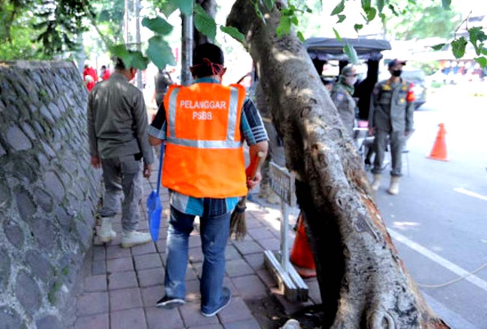 Ajay Pilih Saksi Sosial, Tidak Pakai Masker Siap-siap Nyapu Alun-alun Ajay Pilih Saksi Sosial, Tidak Pakai Masker Siap-siap Nyapu Alun-alun