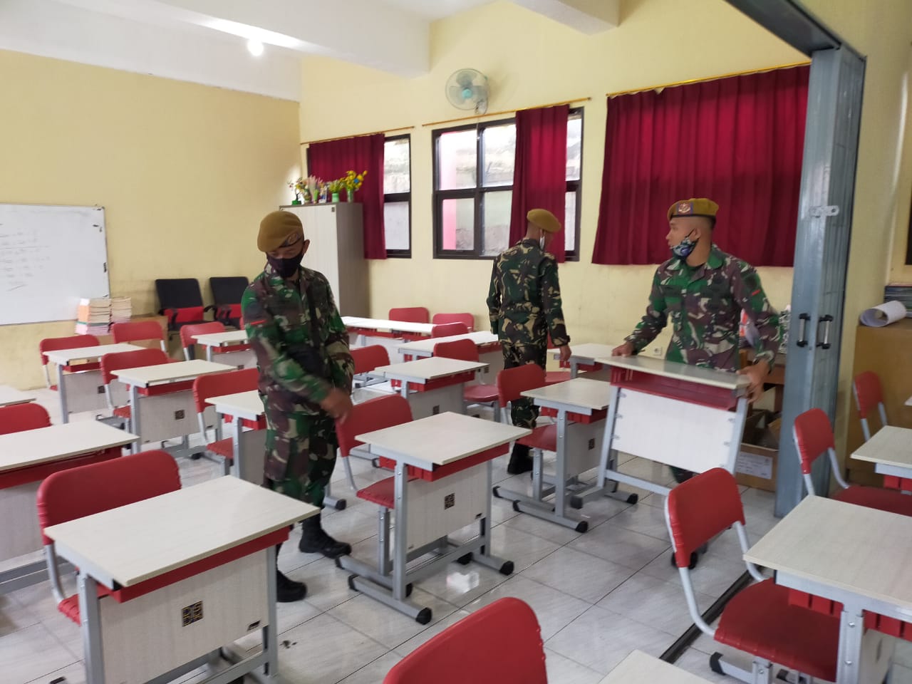 Jumat Bersih, Batalyon Arhanud 3/YBY Peduli Sarana Prasarana Pendidikan Terdampak Covid-19