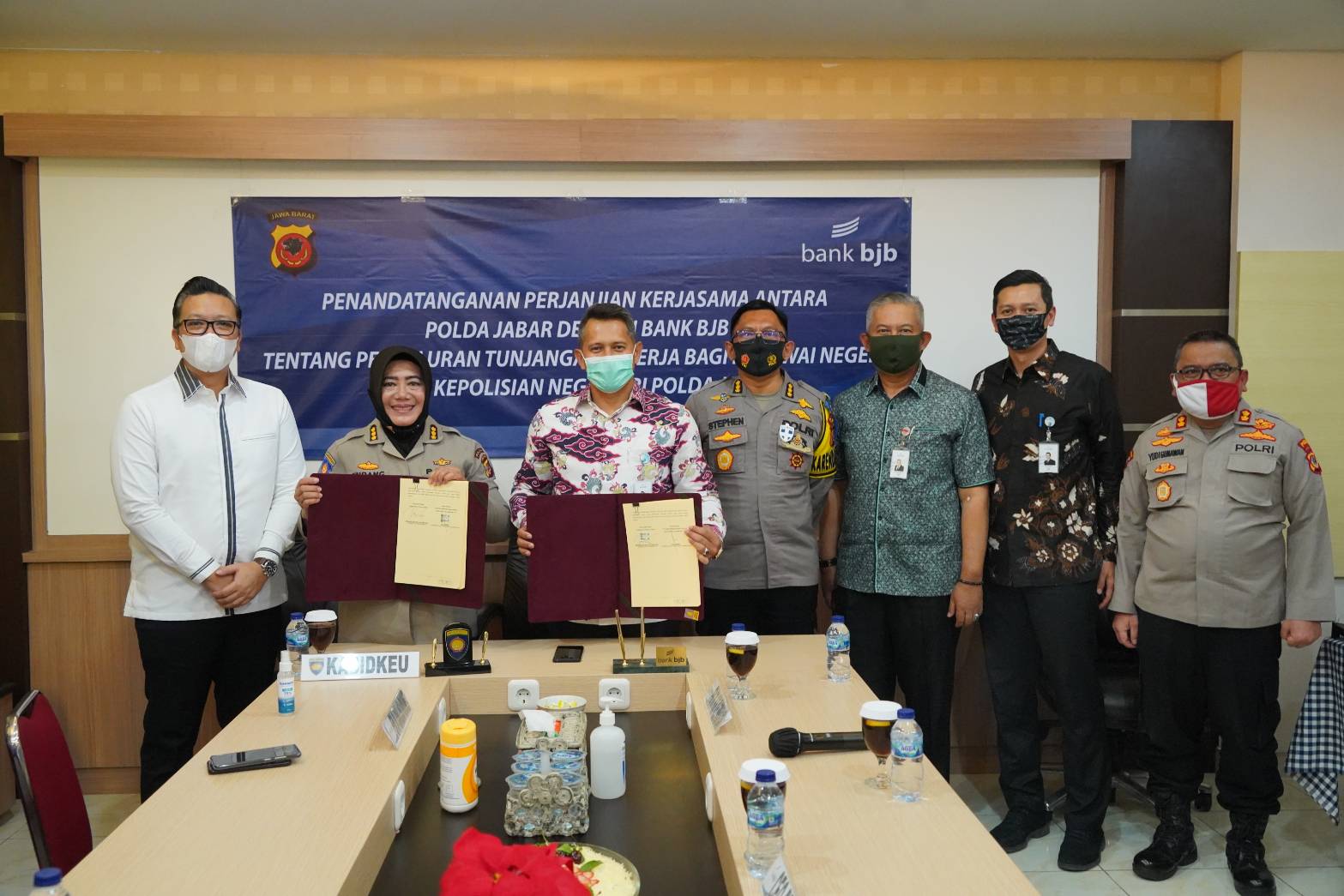 bank bjb Salurkan Tunjangan Kinerja ASN Polda Jabar bank bjb Salurkan Tunjangan Kinerja ASN Polda Jabar