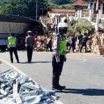 Truk Pengangkut Susu Kemasan Terguling di Jalan Nagreg, Ratusan Dus Berserakan di Jalan
