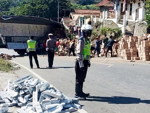 Truk Pengangkut Susu Kemasan Terguling di Jalan Nagreg, Ratusan Dus Berserakan di Jalan