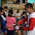 Sambil Gowes Polresta Bandung Bagikan Masker ke Warga