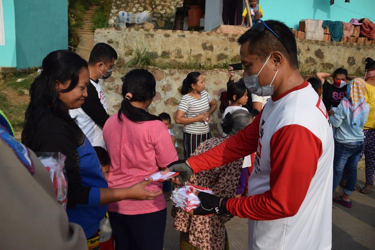 Sambil Gowes Polresta Bandung Bagikan Masker ke Warga