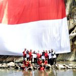 Bendera Merah Putih Raksasa Membentang di Tebing Purbakala Sanghyang Kenit Bendera Merah Putih Raksasa Membentang di Tebing Purbakala Sanghyang Kenit