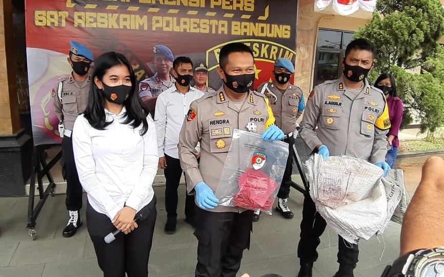 Gara-gara Cemburu Buta, ABG ini Tega Jerat Leher Pacarnya Hingga Tewas Setelah Hubungan Badan Gara-gara Cemburu Buta, ABG ini Tega Jerat Leher Pacarnya Hingga Tewas Setelah Hubungan Badan