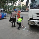 Nyalip dari Kiri Lalu Tabrak Truk KCIC, Pengendara Motor Tewas di Tempat