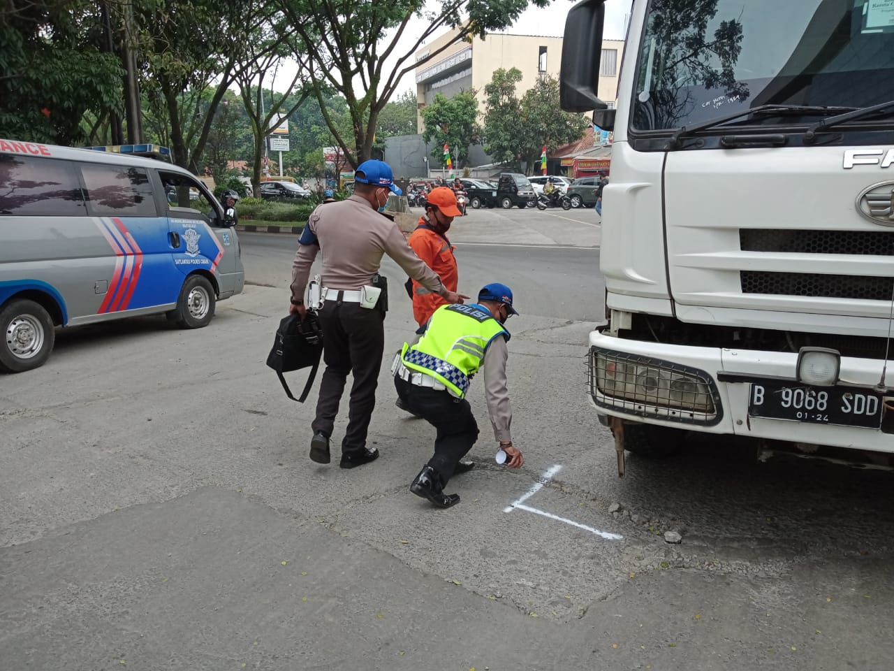 Nyalip dari Kiri Lalu Tabrak Truk KCIC, Pengendara Motor Tewas di Tempat Nyalip dari Kiri Lalu Tabrak Truk KCIC, Pengendara Motor Tewas di Tempat