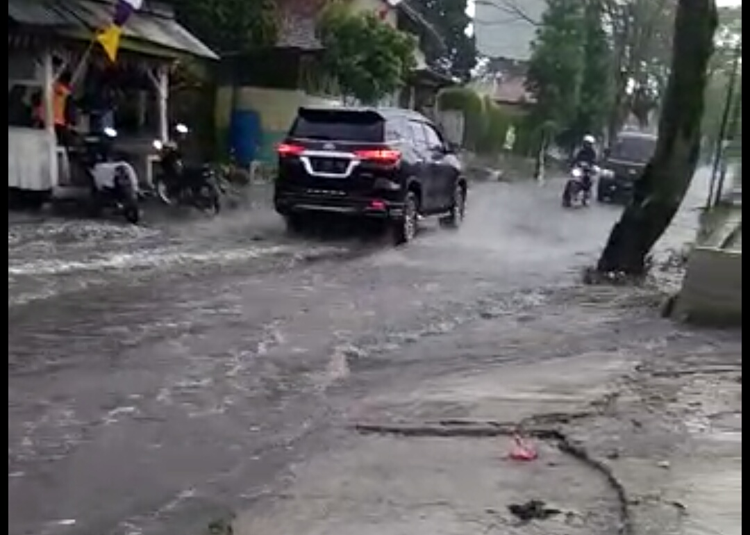 Lembang Diterjang Banjir, Air Hujan Genangi Pasar Panorama