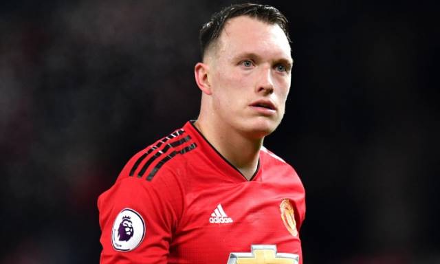 Twitter Minta Maaf karena Meledek Bek Man United Phil Jones
