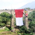 Bendera Raksasa Berkibar di Jembatan Cincin