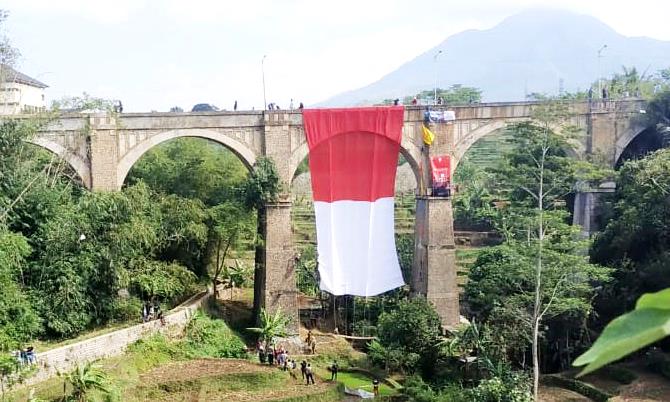 Bendera Raksasa Berkibar di Jembatan Cincin Bendera Raksasa Berkibar di Jembatan Cincin