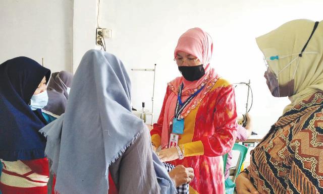 Genjot Ekonomi Desa, DPMD Bekasi Latih Emak-emak Menjahit