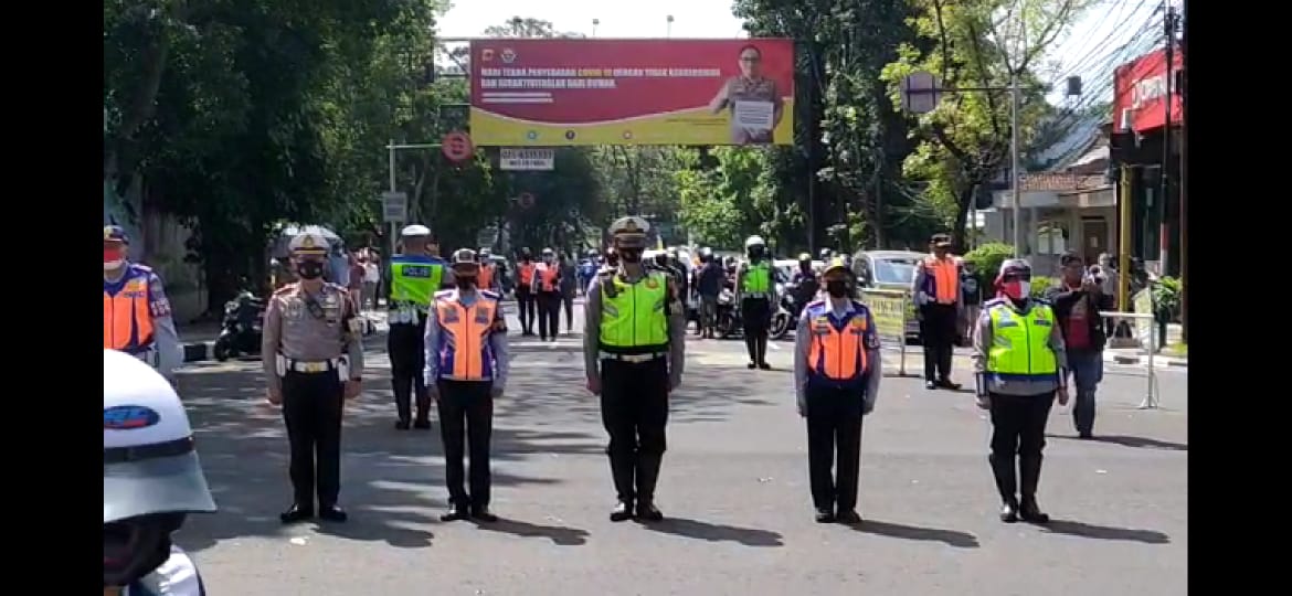 Tepat Pukul 10.00 WIB Pengguna Jalan di Bandung Berhenti Sejenak Tepat Pukul 10.00 WIB Pengguna Jalan di Bandung Berhenti Sejenak