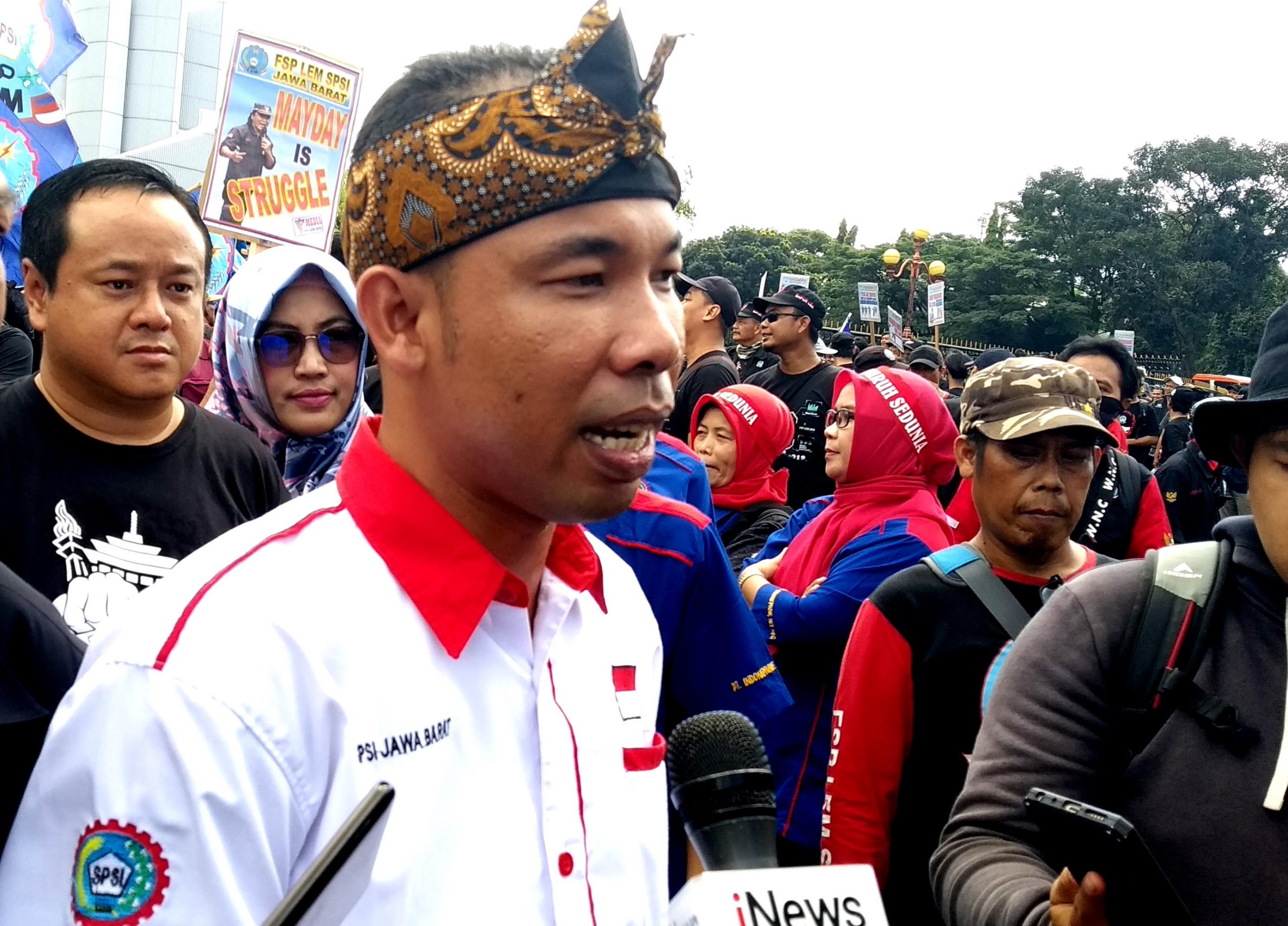 Ini Diskriminasi! Bansos di Bawah Rp 5 Juta Jangan Hanya untuk Pemegang BPJS TK Saja