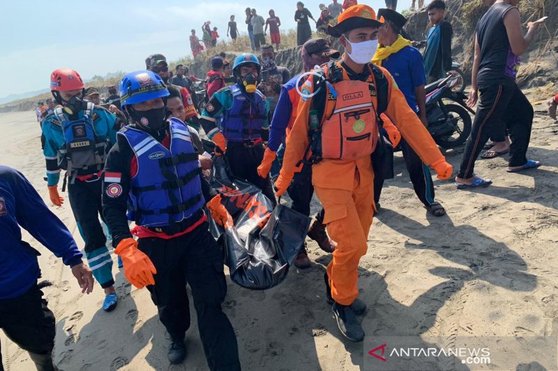 Petugas SAR Temukan Jasad Santri yang Hilang di Pantai Bayongbong Tasikmalaya Petugas SAR Temukan Jasad Santri yang Hilang di Pantai Bayongbong Tasikmalaya